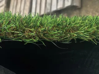 Artificial turf 4 cm long, made of four-color fibers with a density of 21,000 stitches/m2 (5)