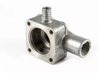 Belarus/MTS Thermostat Gehäuse (3)