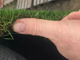 Kunstrasen mit 4 cm lang, aus vierfarbigen Fasern mit einer Dichte von 21.000 Stichen/m2 (6)