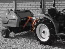 Universale Abschleppvorrichtung für Rundballenpresse Komondor RKB-850/870